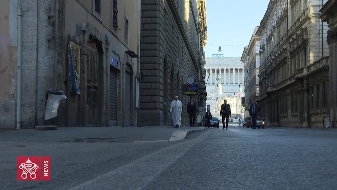 Coronavirus, il Papa a piedi per Roma deserta: da via del Corso in chiesa, a pregare per la fine della pandemia