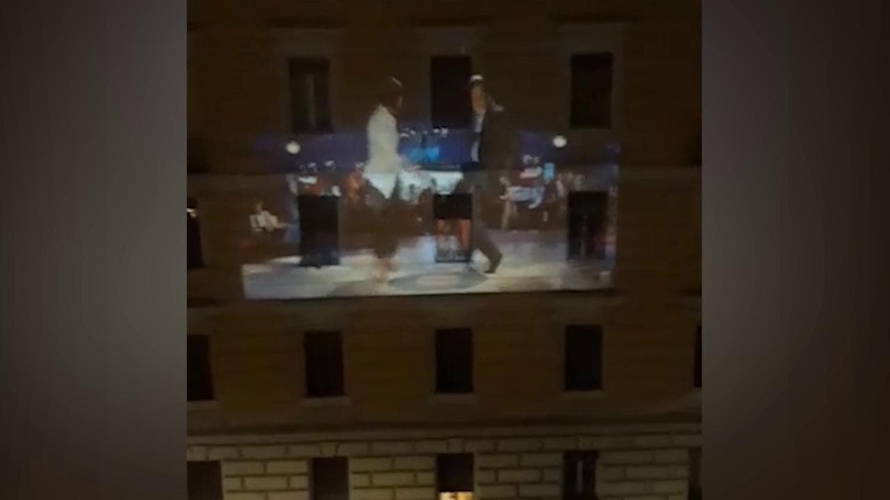 Coronavirus, i film cult proiettati sui palazzi: è il "cinema da casa" che si guarda alla finestra