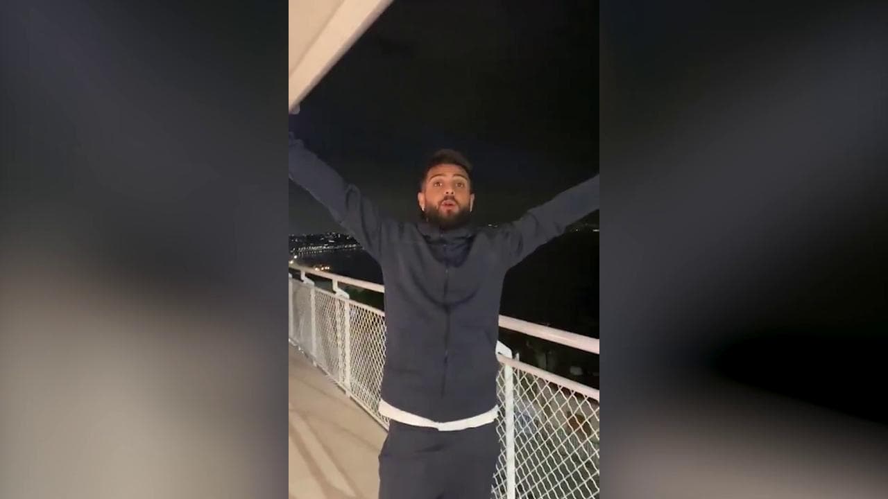 Coronavirus, anche Insigne canta dal balcone: "Un giorno all'improvviso"