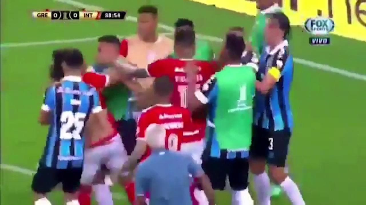 Brasile, Gremio-Internacional, la partita finisce in rissa: 8 espulsi