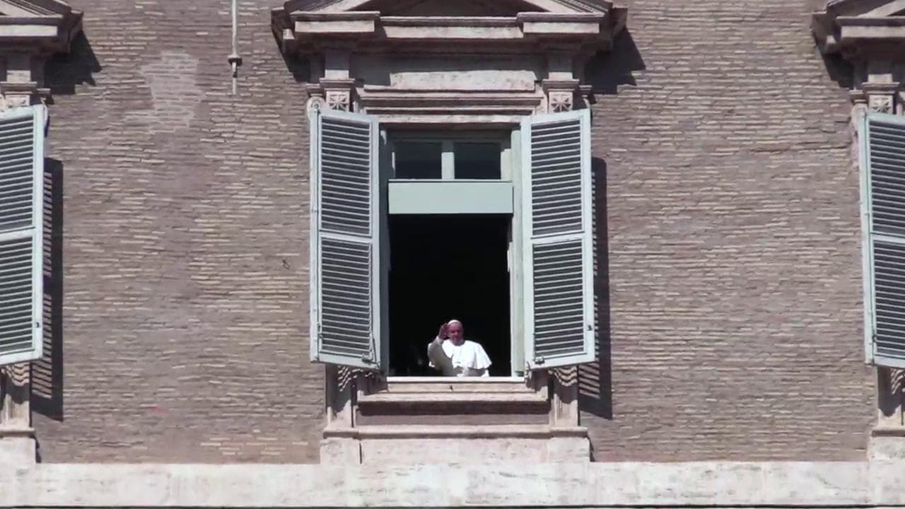 Coronavirus, piazza San Pietro vuota: il Papa non rinuncia ad affacciarsi per salutare i fedeli