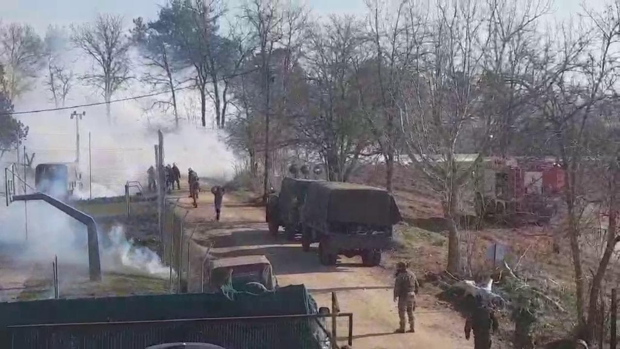 Ancora lanci di lacrimogeni al confine tra Grecia e Turchia: i droni sorvolano la zona