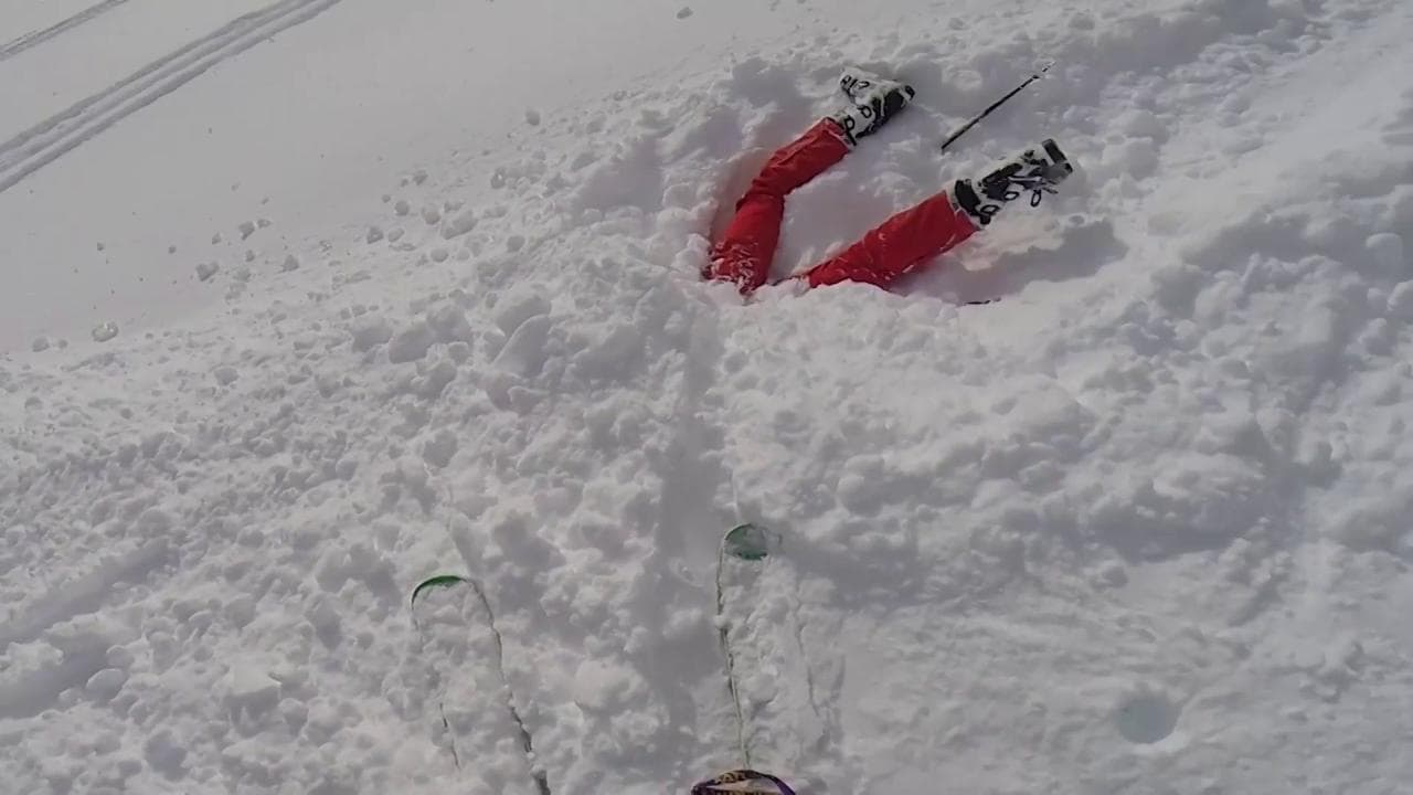 Sciatrice intrappolata nella neve dopo una caduta: salvata dalla freddezza dell'amico