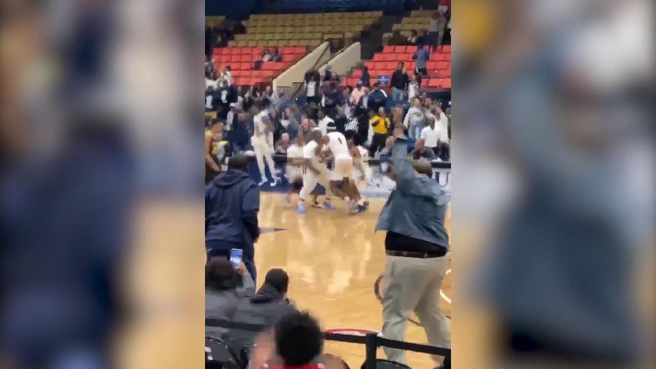 Basket, il giocatore sovrappeso debutta in Ncaa e segna una "tripla" pazzesca