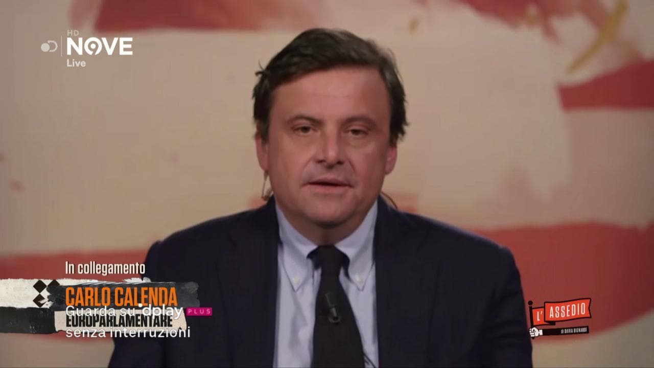 L'Assedio, Carlo Calenda in collegamento da casa: "Mia moglie è immunodepressa, devo stare attento"