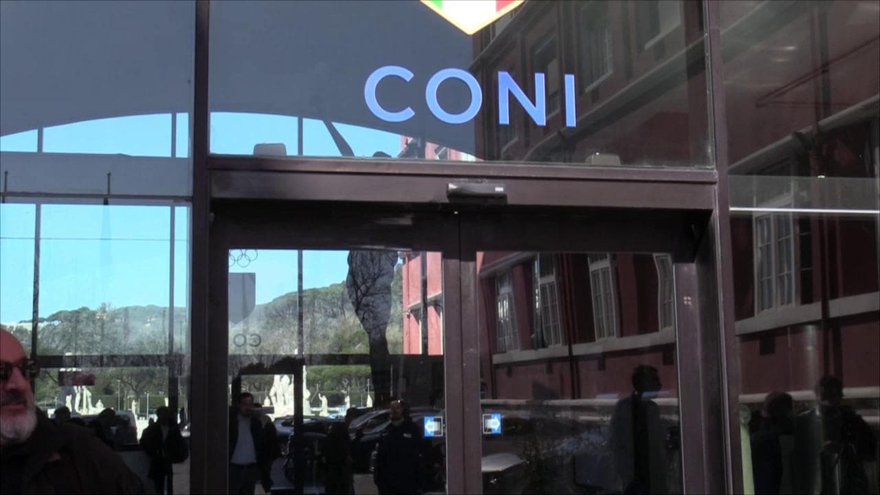 Coronavirus, la Serie A si adegua: "Porte chiuse unica via. Più importante la salute degli italiani"