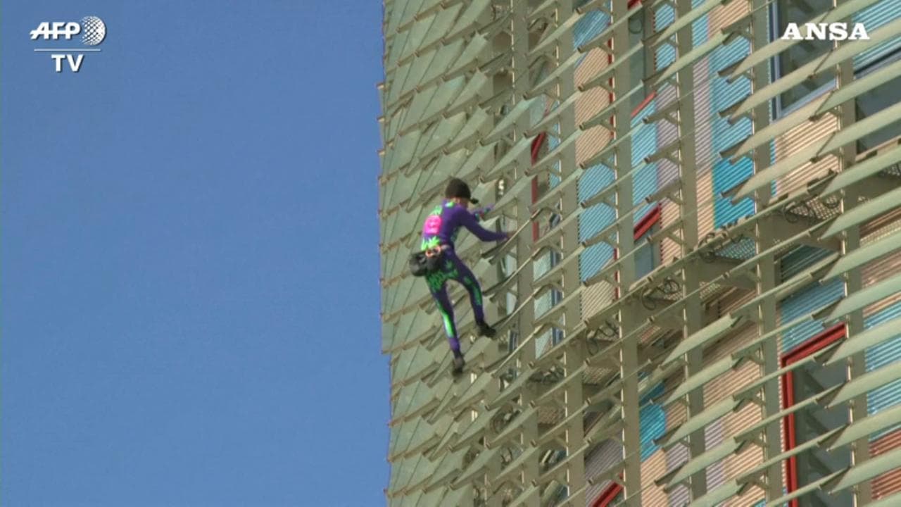 Barcellona, l'impresa dello "Spiderman francese": scala a mani nude la torre Agbar