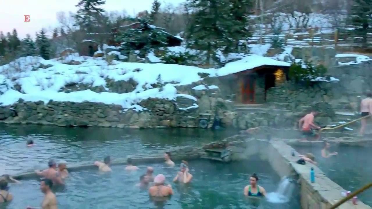 Le terme innevate del Colorado, dove dopo il tramonto il costume è un optional