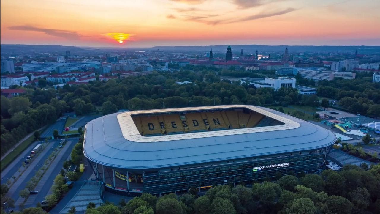 Così nasce il palco infernale dei Rammstein: 61 ore di lavoro in un timelapse di 2'30"