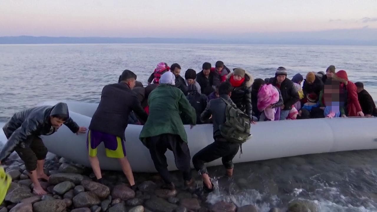 Turchia, gommone carico di profughi sbarca a Lesbo: tante famiglie con neonati e bambini