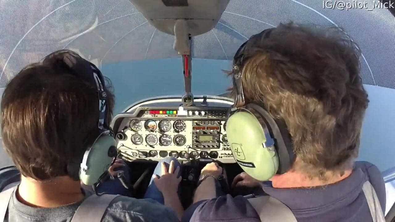 Australia, l'aereo sembra precipitare verso l'Oceano. Il pilota all'allievo: "Stai bene?"