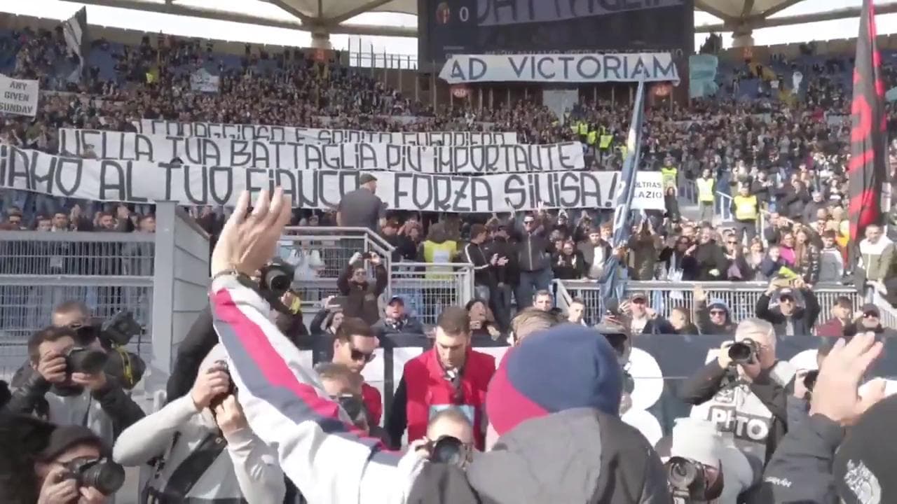 Calcio, Sinisa Mihajlovic all'Olimpico: l'omaggio dei tifosi della Lazio