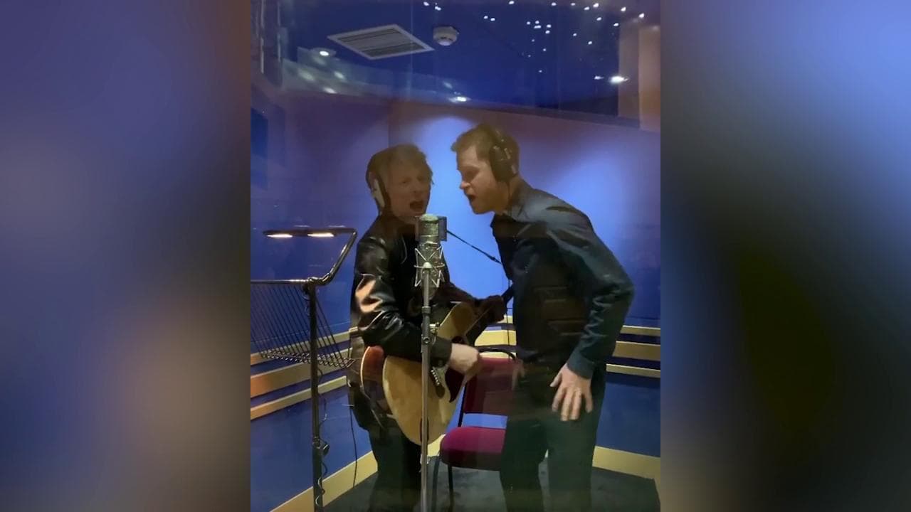 Londra, il principe Harry e Bon Jovi cantano insieme negli studi di Abbey Road per beneficenza