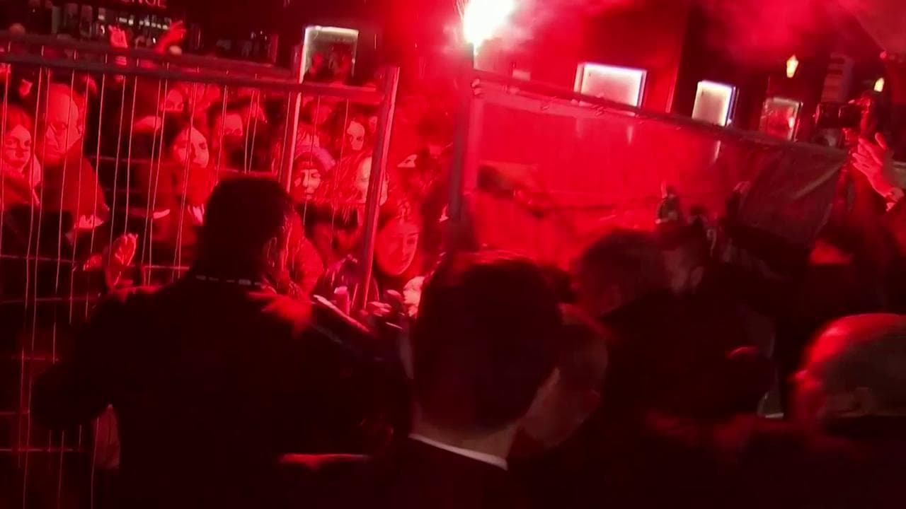 Parigi, Roman Polanski premiato agli Oscar francesi: femministe protestano, la polizia spara lacrimogeni