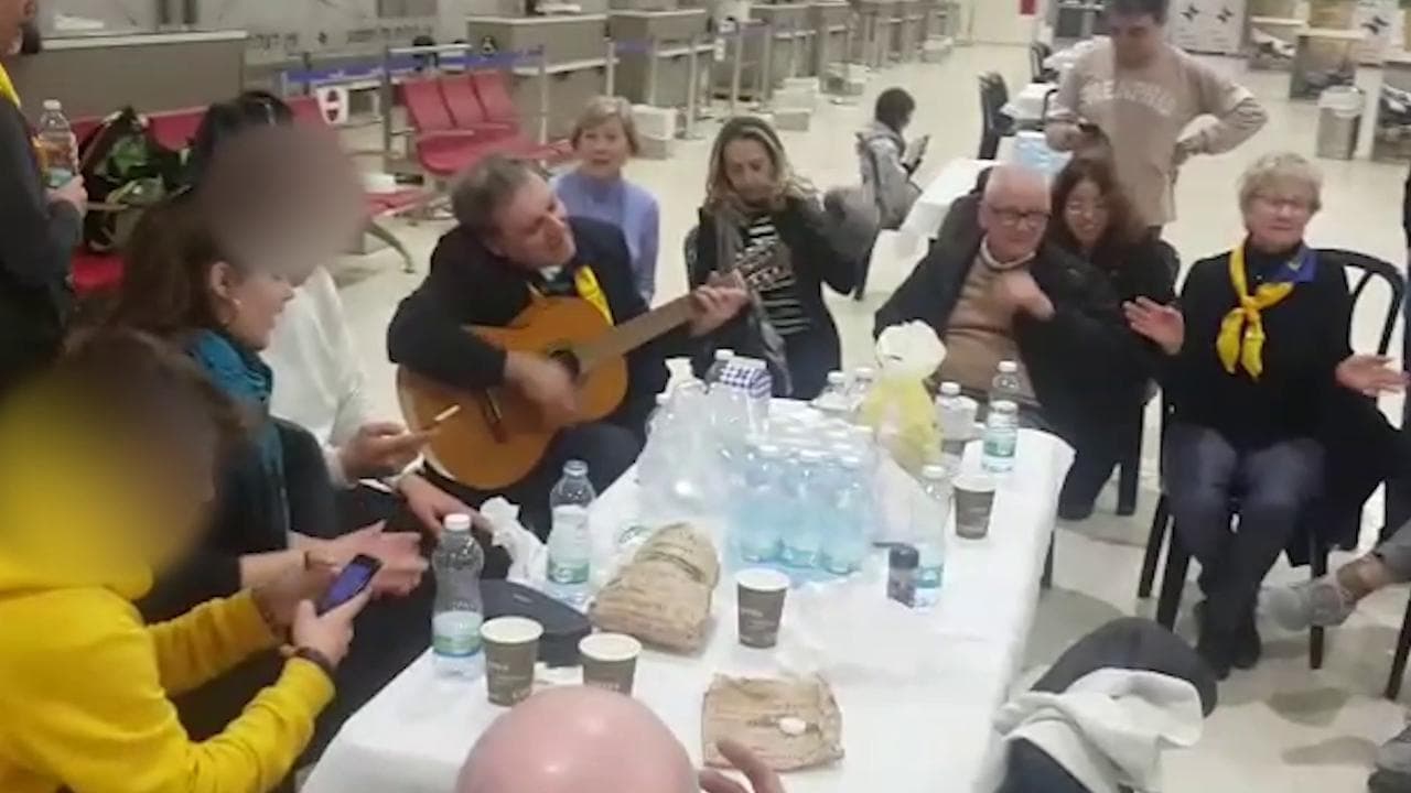 Israele, l'attesa degli italiani fermati in aeroporto diventa una festa: balli e canti a Ben Gurion