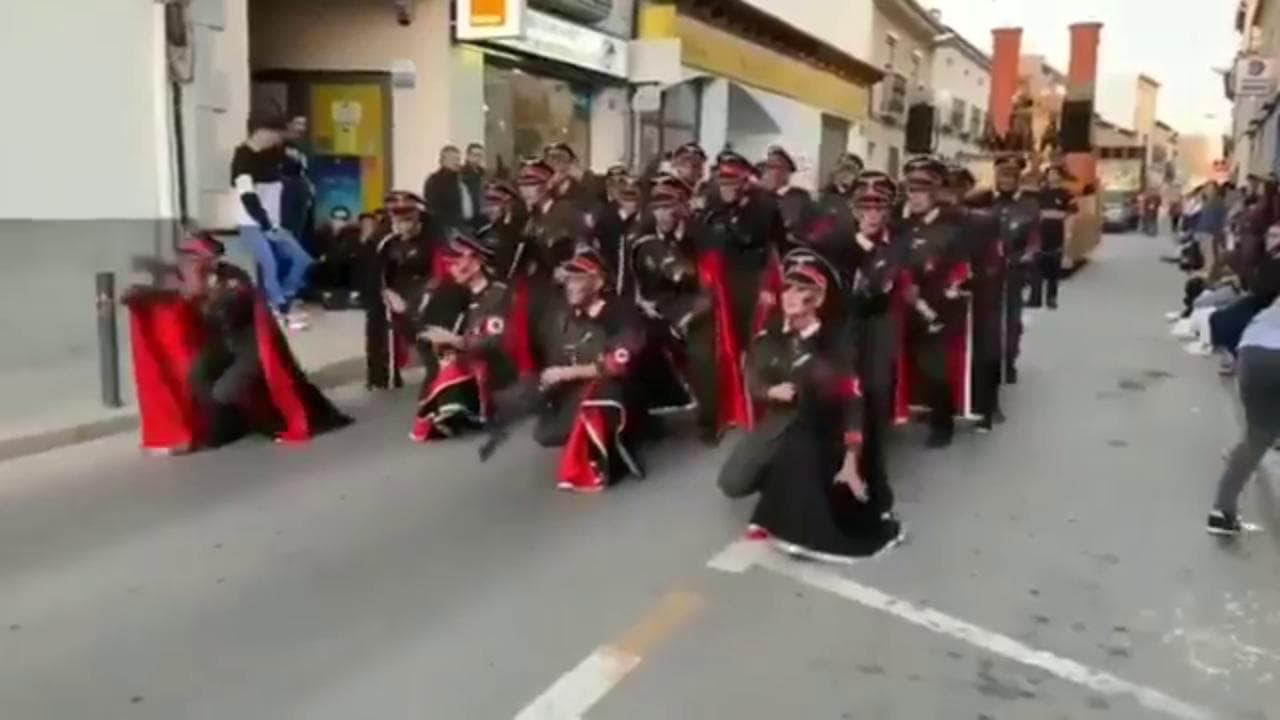 Spagna, parata di Carnevale a tema Olocausto con nazisti e prigionieri ebrei che ballano: "Disgustoso"