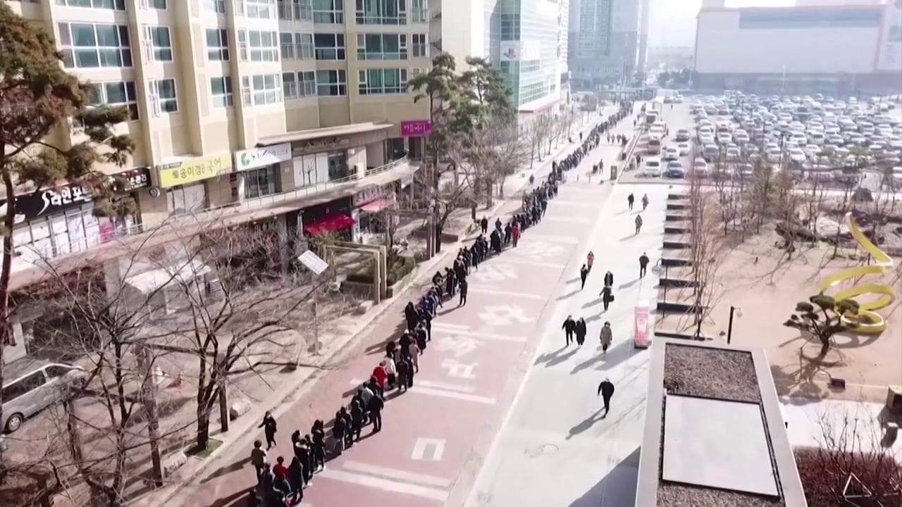 Coronavirus, al supermercato in Sud Corea mascherine a metà prezzo: la fila è incredibile