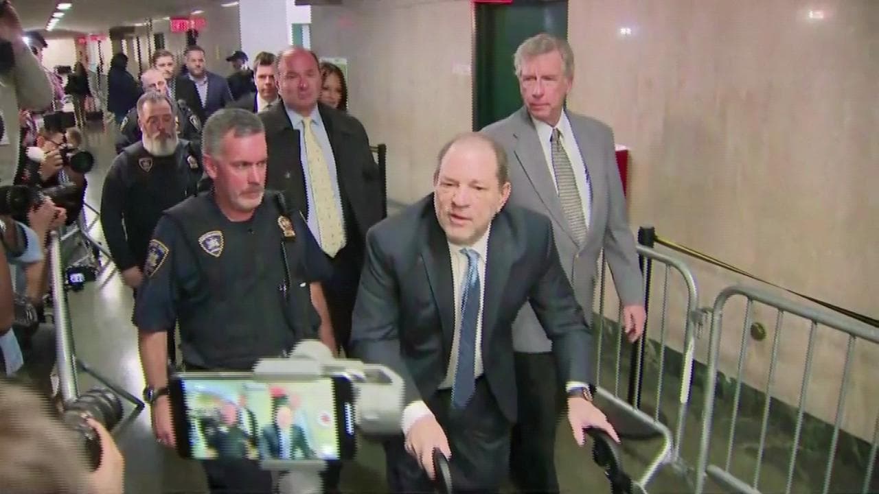 New York, Weinstein colpevole di violenza sessuale e stupro: l'ex produttore in tribunale col deambulatore