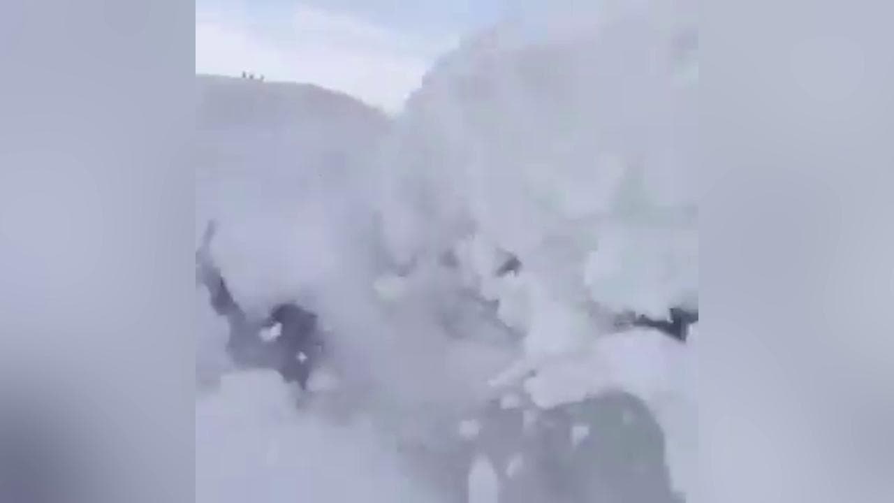 Turchia, vuole liberare il tetto dopo la bufera: la neve si trasforma in valanga e lo travolge