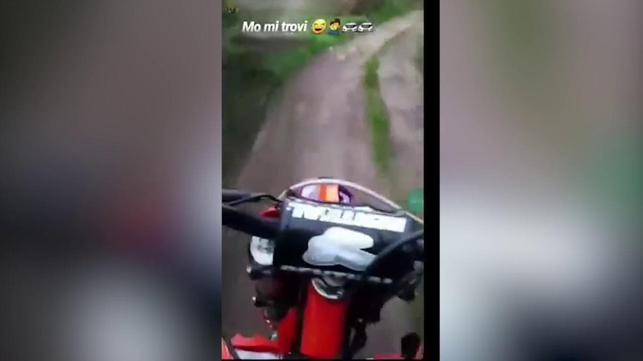 In moto senza casco scappano dalla polizia e fanno una storia su Instagram: presi e multati