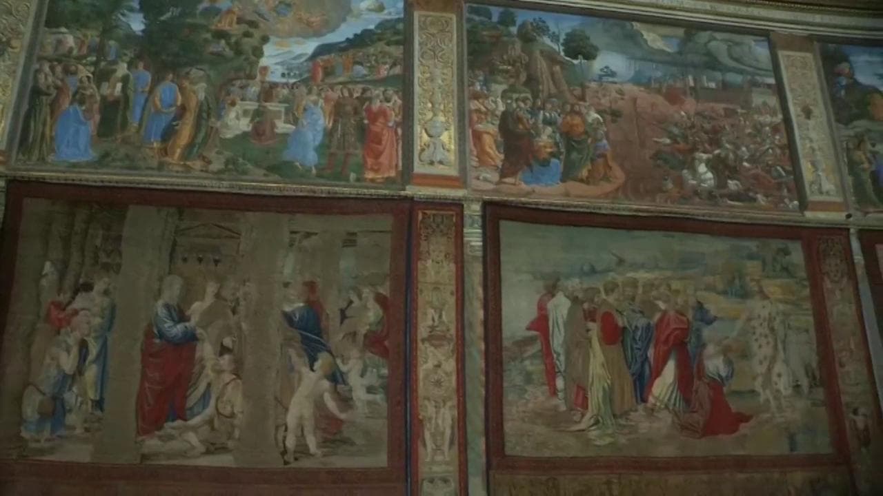 La Cappella Sistina come 500 anni fa: tornano alle pareti gli arazzi di Raffaello