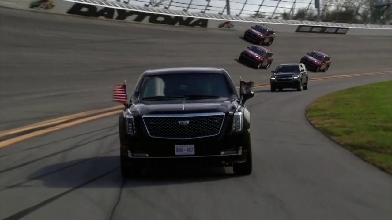 Daytona, la limousine di Trump fa il primo giro di pista: il presidente entra nella storia della gara