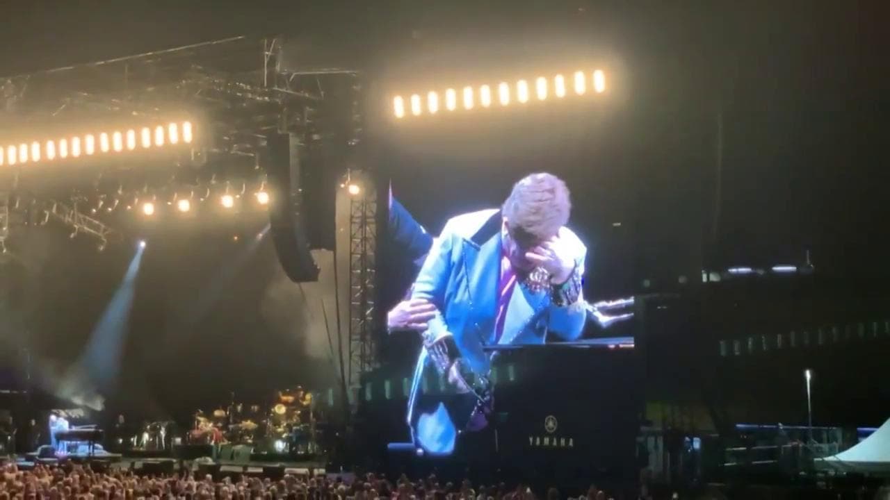 Nuova Zelanda, Elton John perde la voce e piange sul palco: "Scusate, non sto bene"