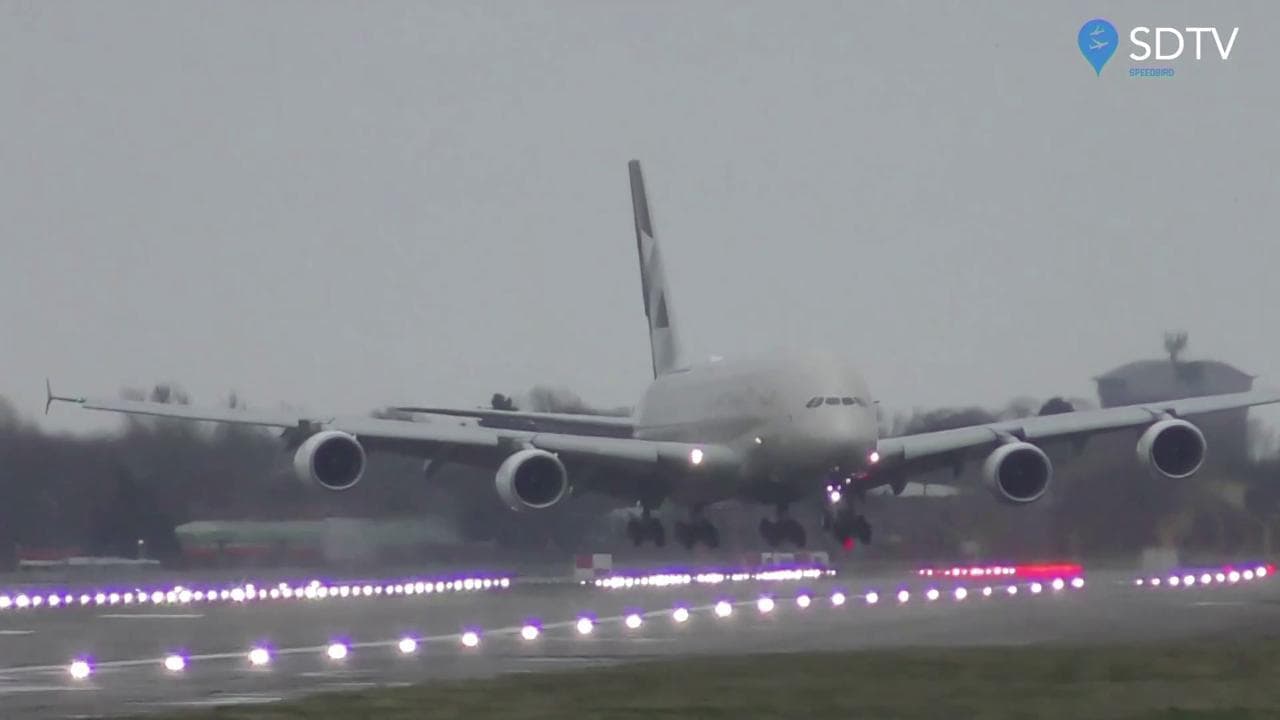 Tempesta Dennis, a Londra il vento è troppo forte: le ruote dell'aereo non riescono a toccare terra