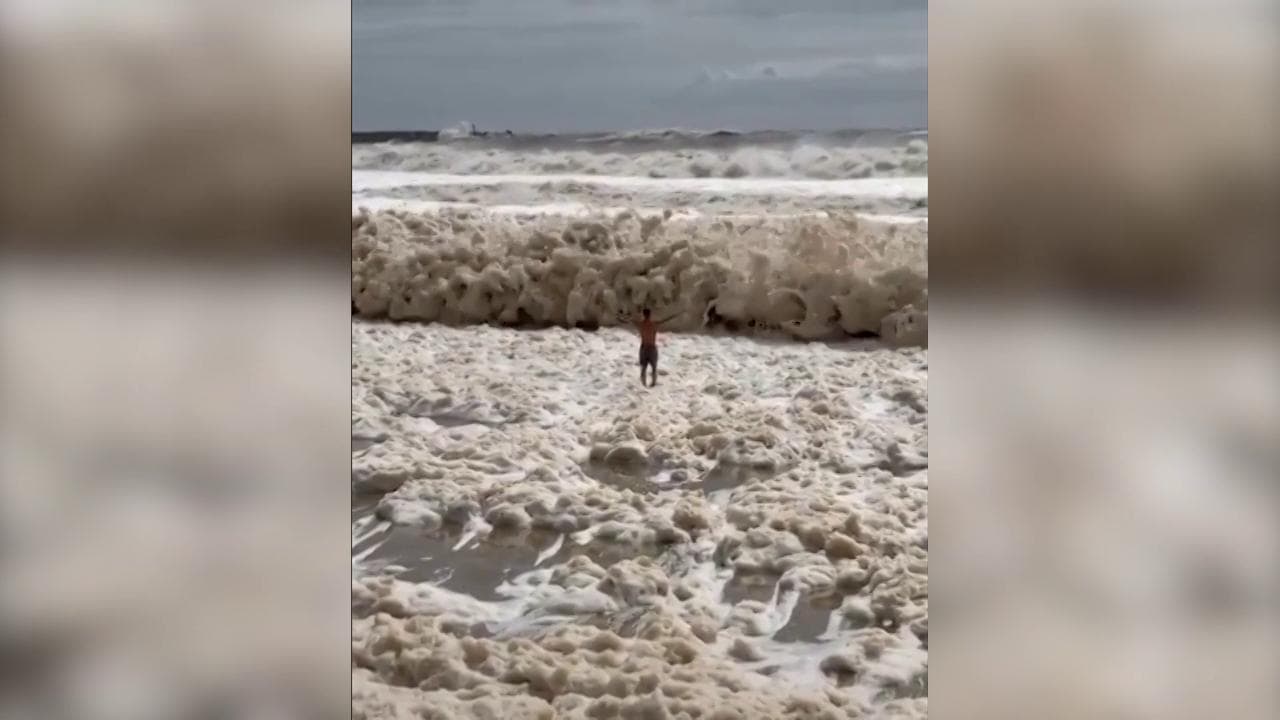 Australia, gigantesche onde di schiuma travolgono un uomo: il video sembra finto