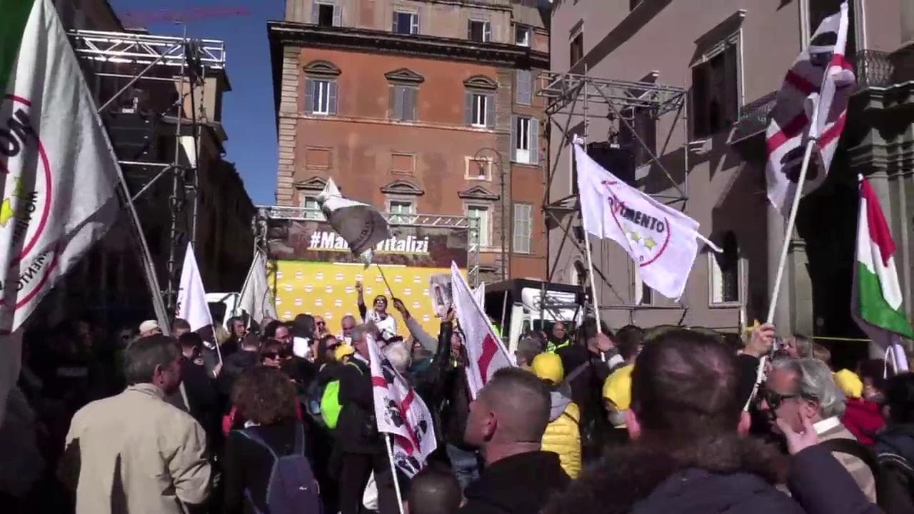 L'appello dei militanti M5s: "Sardine, scendete in piazza con noi"