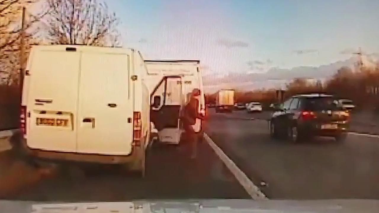 Gb, come in un film: la folle fuga del ladro in autostrada
