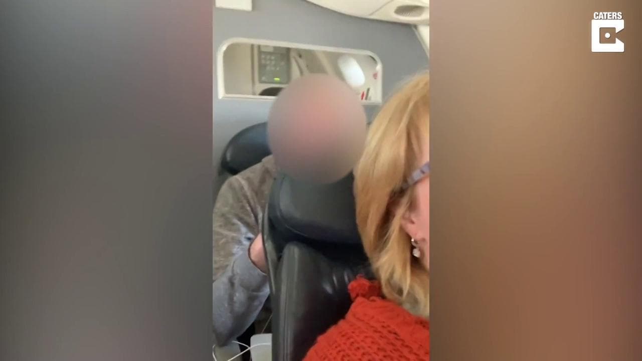 Un uomo prende a pugni il suo sedile e lei lo filma: "La hostess voleva farmi arrestare"