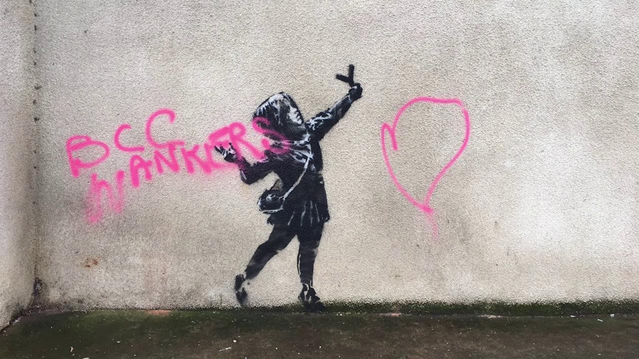 Banksy vandalizzato: qualcuno ha imbrattato il murale di San Valentino a Bristol