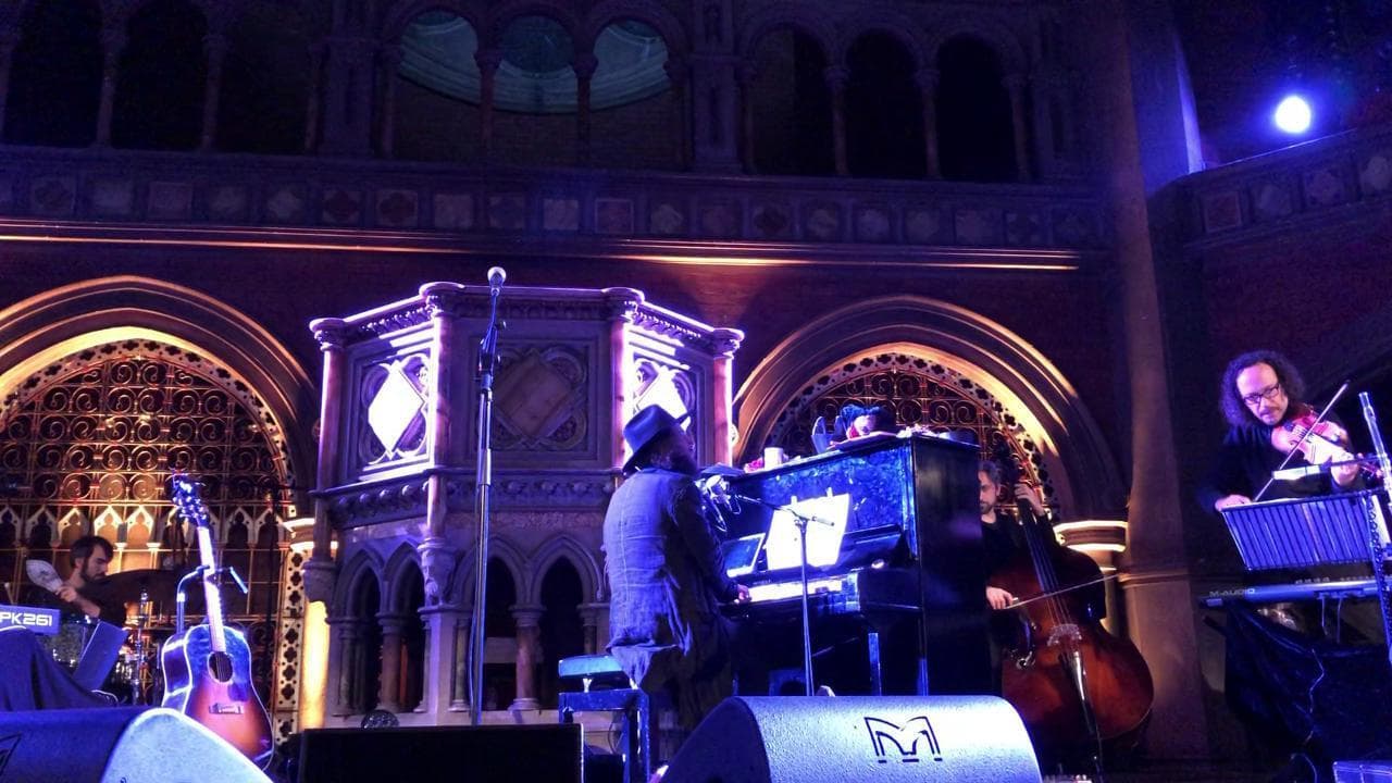 'L'amore è un bestiario che imbestia le ore": Vinicio Capossela durante le prove