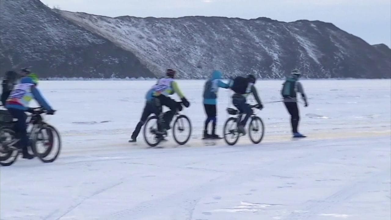 Russia, di corsa in bici o pattini sul lago Baikal ghiacciato