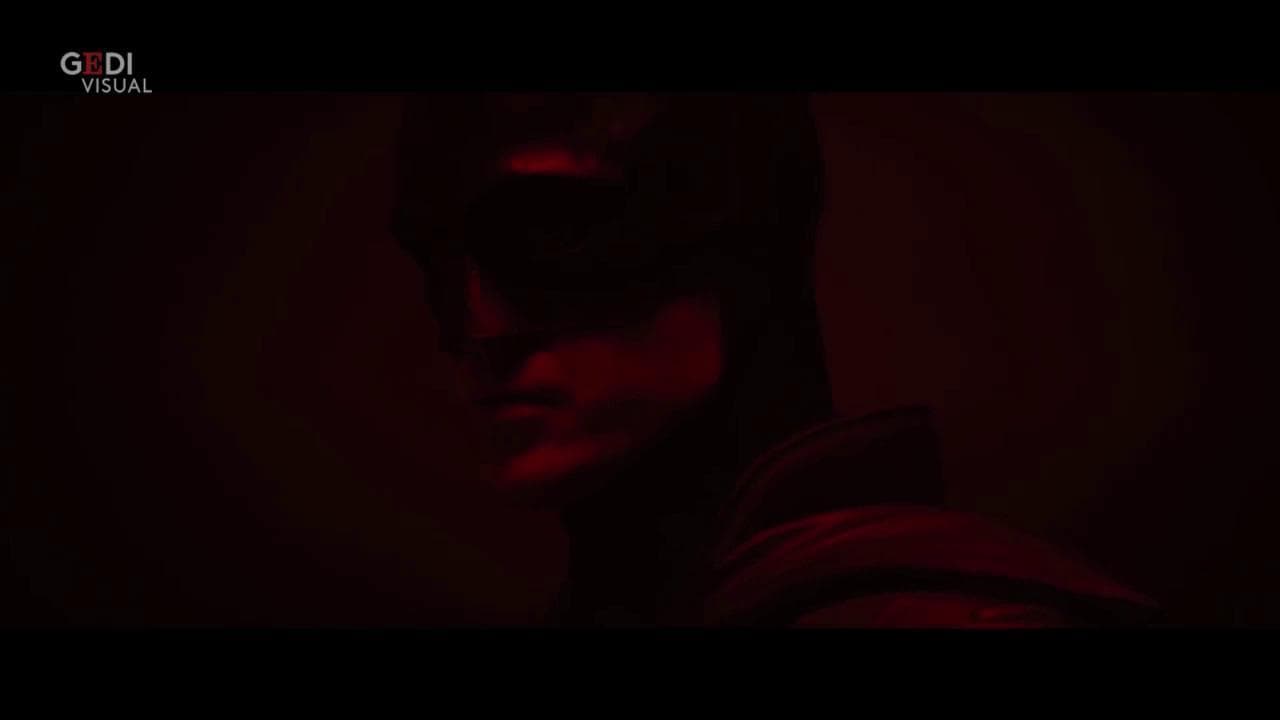 The Batman, le prime immagini con Robert Pattinson: la teoria dei fan sul nuovo simbolo