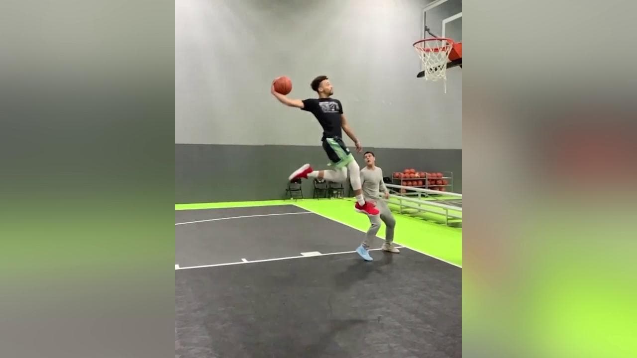 Basket, acrobazia in volo e schiacciata finale: la giocata è da applausi