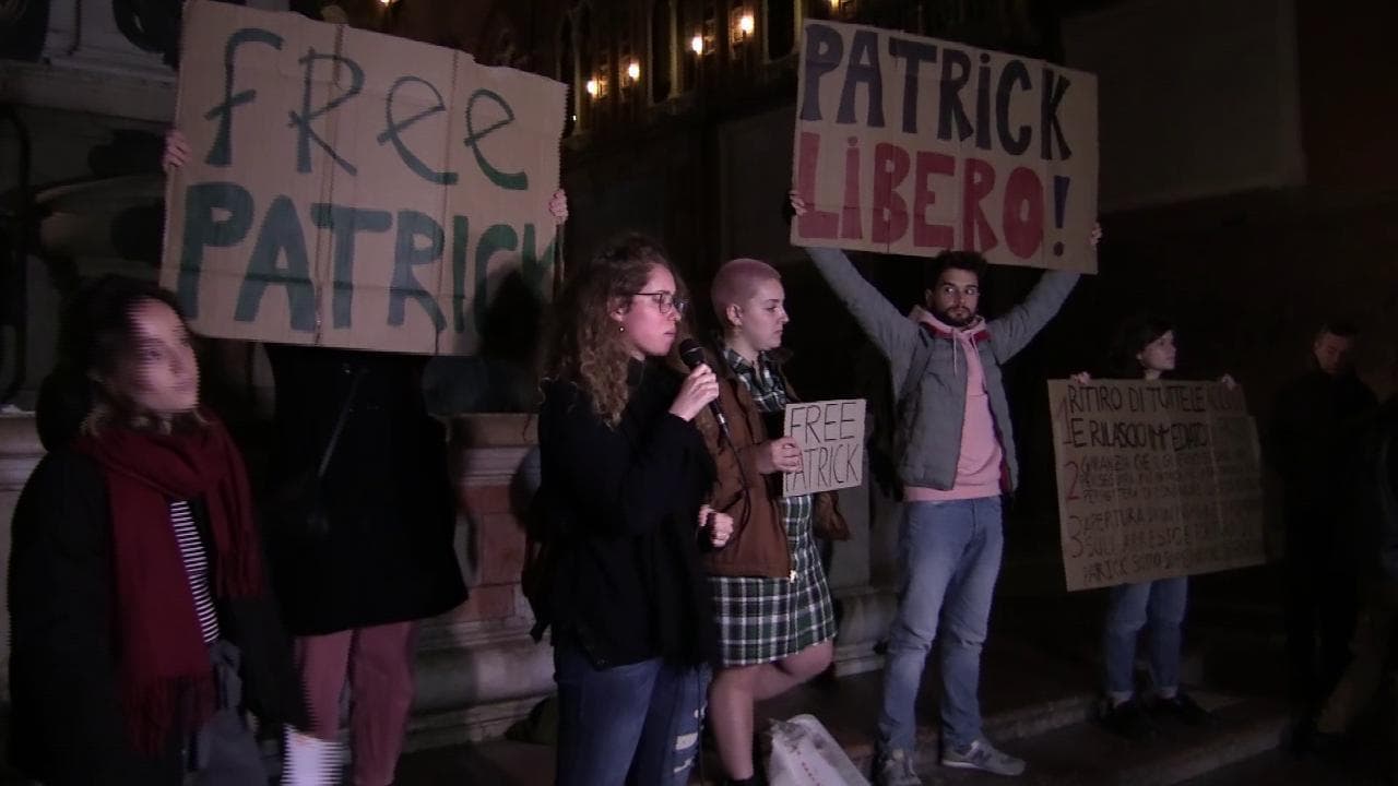 Patrick Zaky, le parole della famiglia Regeni lette alla manifestazione per il rilascio: "L'Italia ritiri l'ambasciatore dall'Egitto"