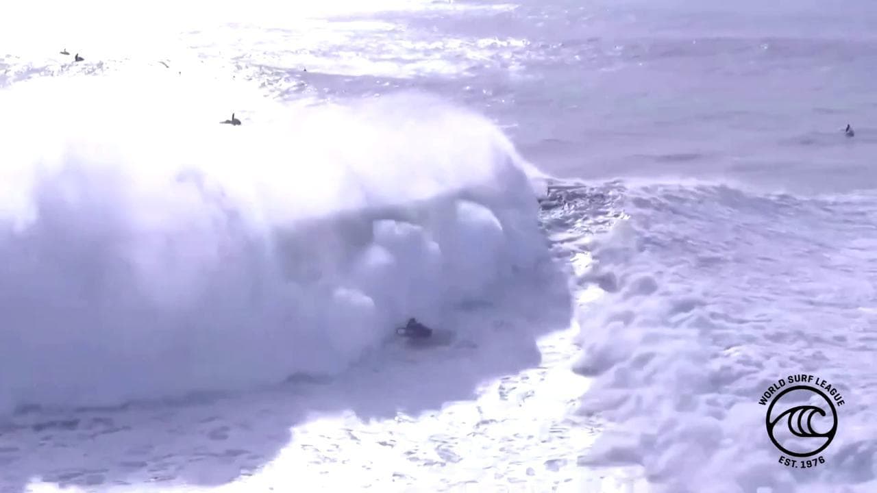 Portogallo, travolto da un'onda gigantesca: incidente per il surfista Alex Botelho