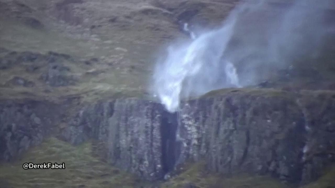 Scozia, c'è la tempesta Ciara: la cascata sembra scorrere "al contrario"