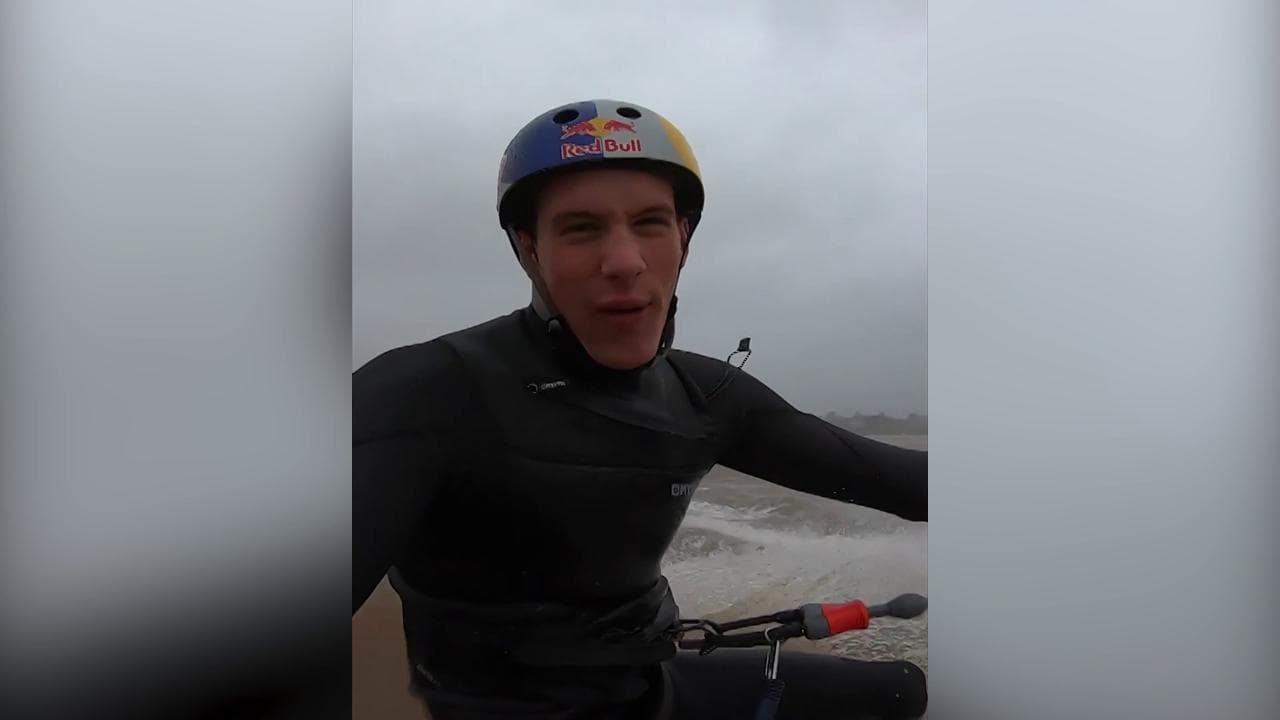 Gb, c'è la tempesta Ciara ma va in acqua lo stesso: vola con il kitesurf a 18 metri di altezza