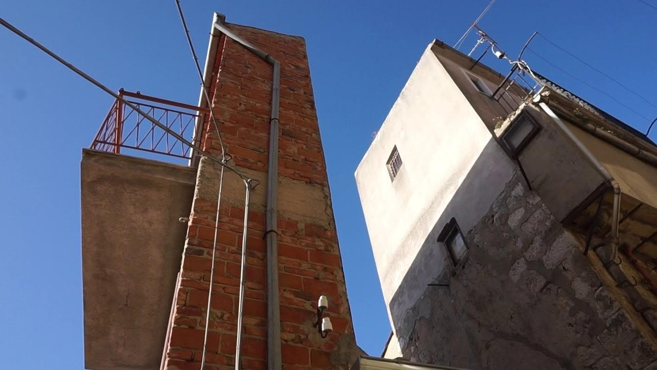 Edifici surreali in Italia, la 'casa du currivu': costruita per ripicca e larga un metro