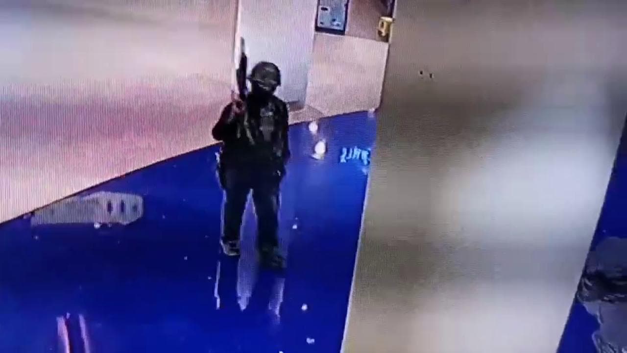 Thailandia, soldato spara in un centro commerciale: le immagini delle telecamere di sicurezza