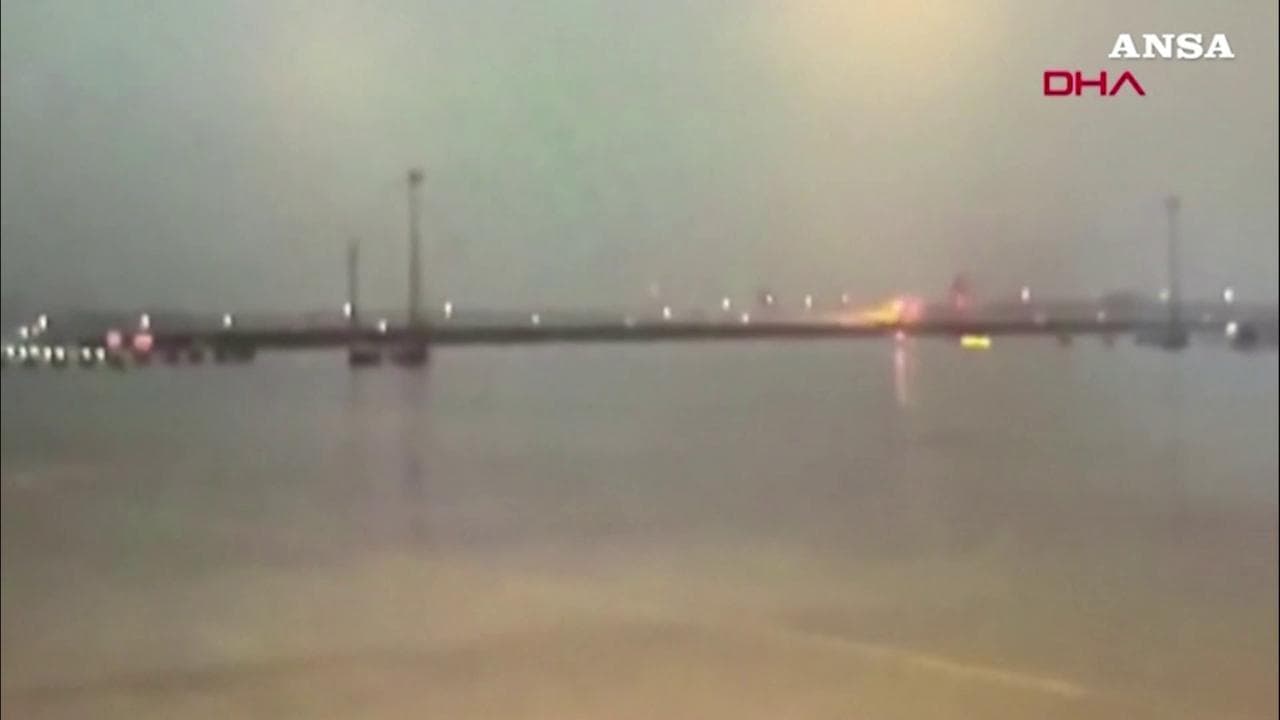 Istanbul, aereo esce di pista e si spezza: il video dell'atterraggio di emergenza