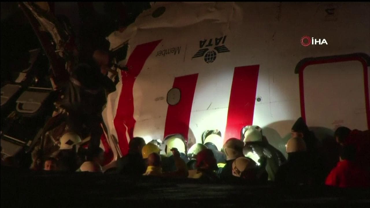 Istanbul, aereo esce di pista e si spezza: i soccorritori cercano eventuali dispersi