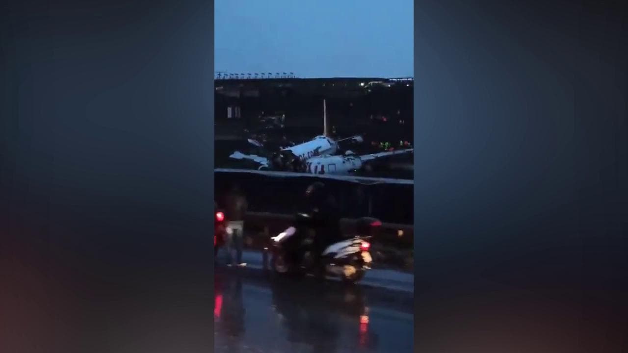 Istanbul, aereo esce di pista e si spezza: decine di soccorritori sul posto