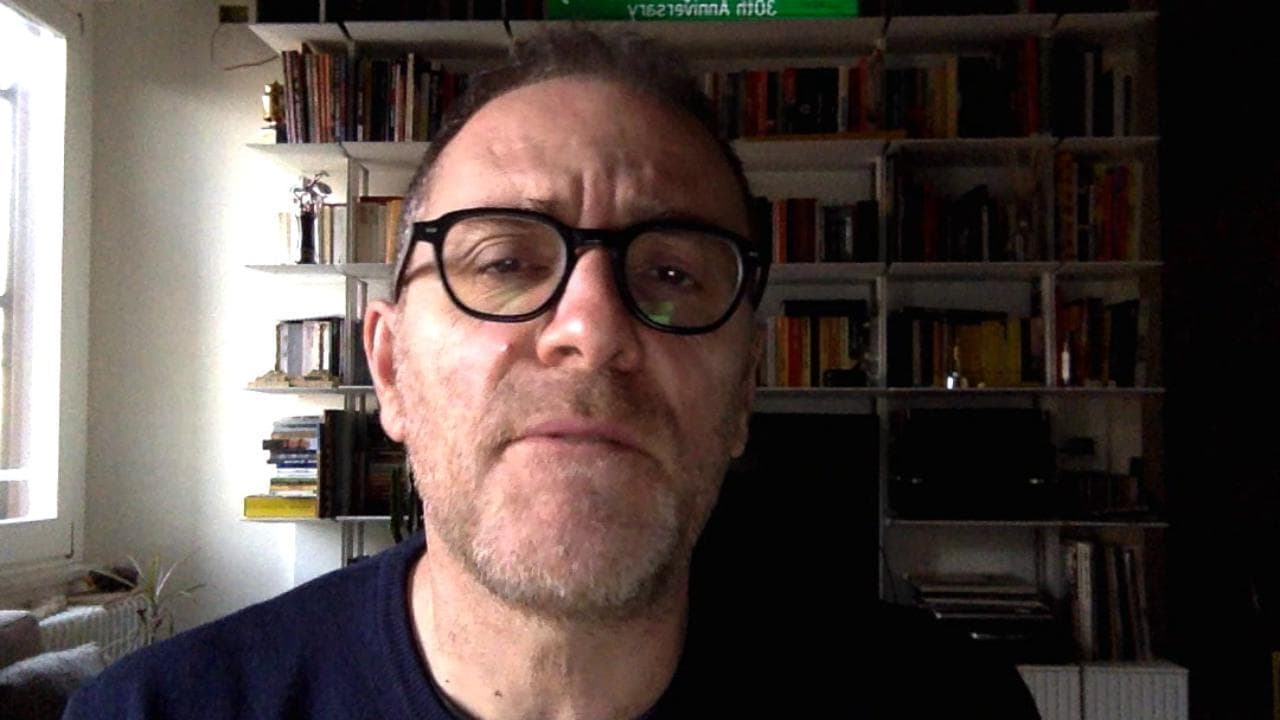 Mastandrea legge la recensione (in romanesco) di 'Figli'