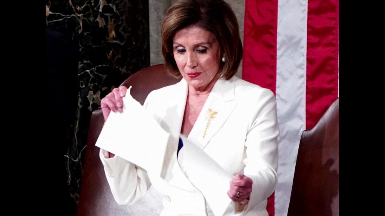Usa: Trump non le stringe la mano, Pelosi strappa il discorso del presidente