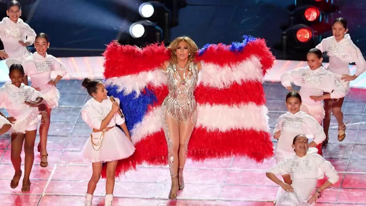 Super Bowl, il messaggio dietro lo show di Jennifer Lopez avvolta nella bandiera portoricana