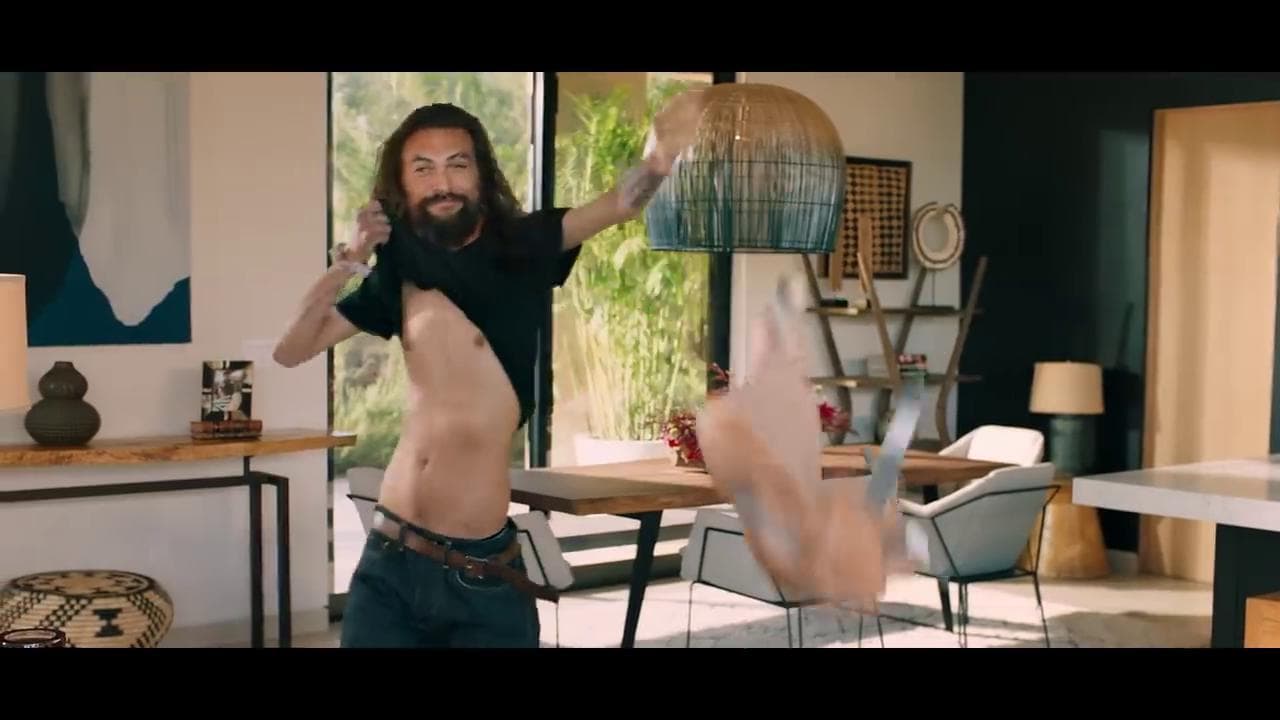 Super Bowl, in un minuto la trasformazione di Jason Momoa: perde i muscoli e i capelli per lo spot